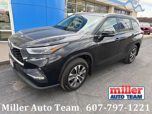 Used 2022 Toyota Highlander XLE AWD/4WD image 1