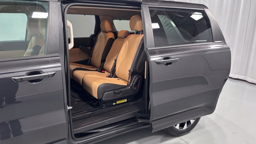 Used 2024 Kia Carnival EX FWD image 23