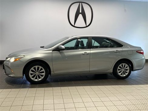 Used 2016 Toyota Camry SE image 3