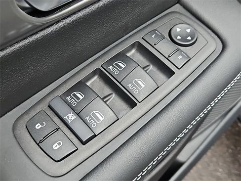 Used 2026 Chrysler Pacifica Select image 26