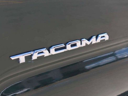 Used 2022 Toyota Tacoma TRD Sport w/ Technology Package image 11