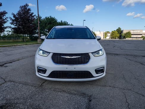 Used 2023 Chrysler Pacifica Touring-L FWD image 2