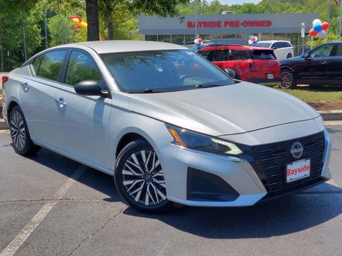 Used 2024 Nissan Altima 2.5 SV FWD image 2