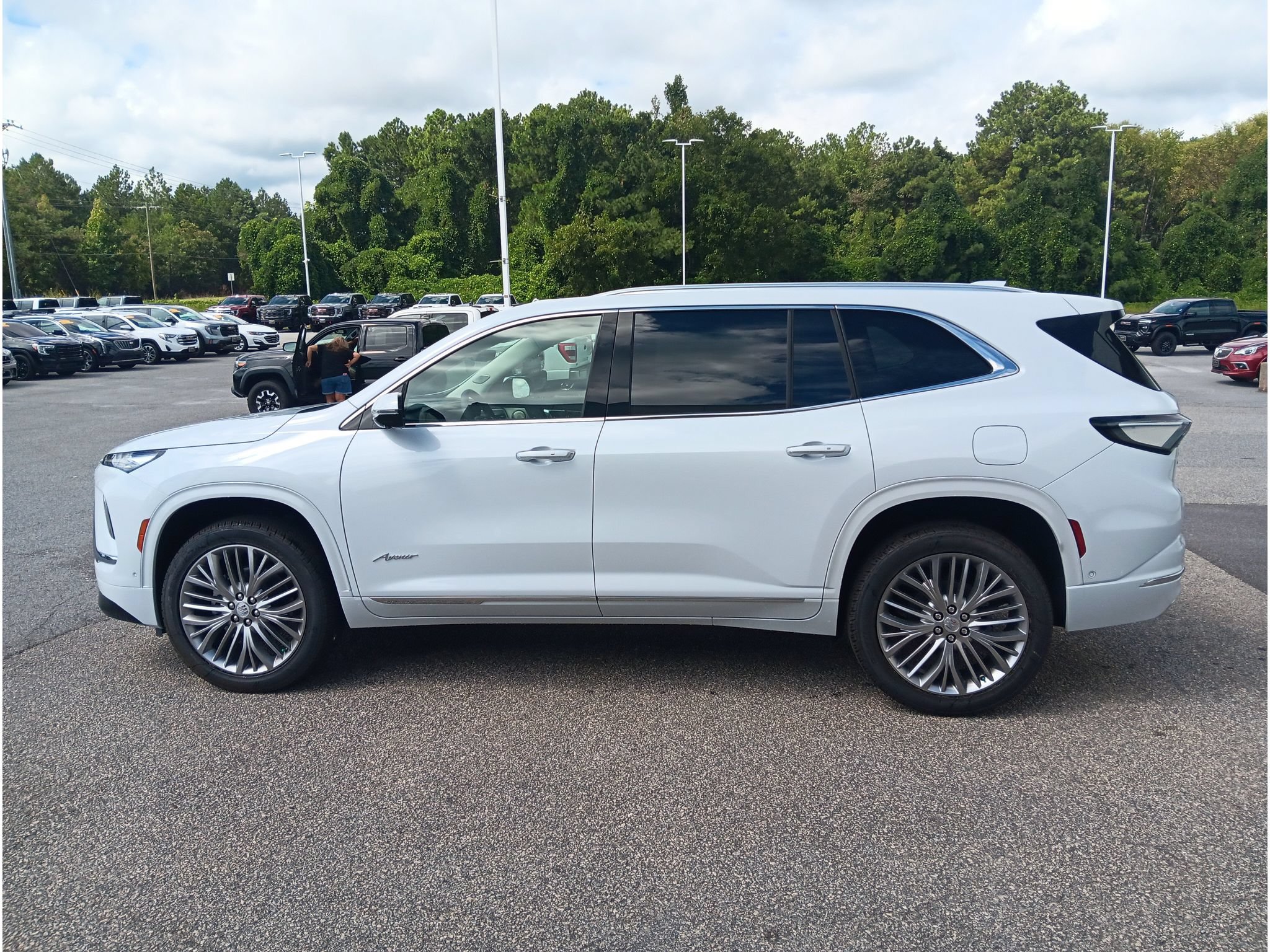 New 2027 Buick Enclave Avenir w/ LPO, Floor Liner Package FWD image 3