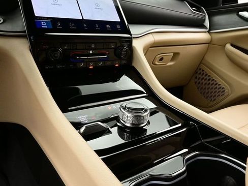 Used 2023 Jeep Grand Cherokee Limited image 11