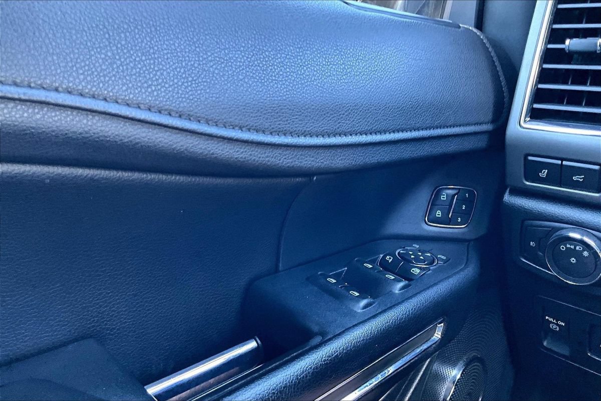 Used 2018 Ford Expedition XLT w/ Equipment Group 202A AWD/4WD image 31