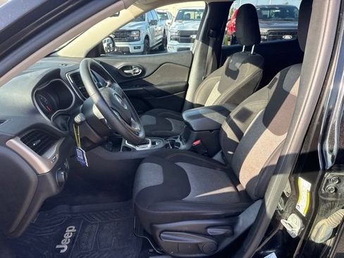 Used 2017 Jeep Cherokee Sport FWD image 11
