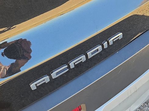 Used 2023 GMC Acadia SLT image 12