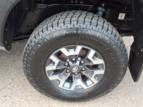 Used 2021 Toyota Tacoma TRD Off-Road w/ Technology Package AWD/4WD image 9