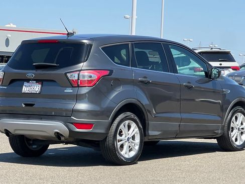 Used 2017 Ford Escape SE FWD image 2