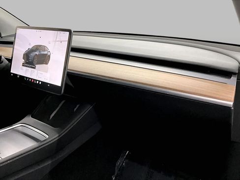Used 2024 Tesla Model Y 2WD image 18