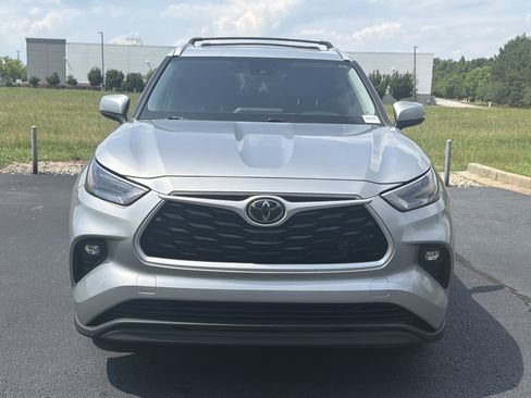 Used 2022 Toyota Highlander XLE FWD image 3