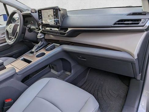 Used 2022 Toyota Sienna XLE image 26