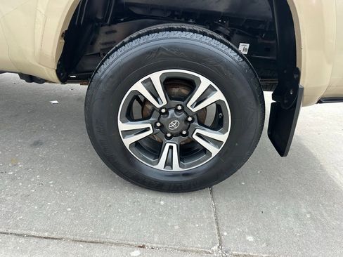 Used 2018 Toyota Tacoma TRD Sport AWD/4WD image 11