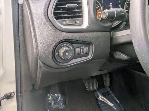 Used 2019 Jeep Renegade Latitude FWD image 15