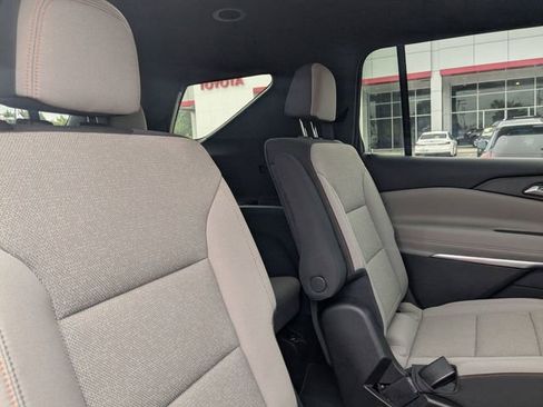 Used 2025 Chevrolet Traverse LT FWD image 32