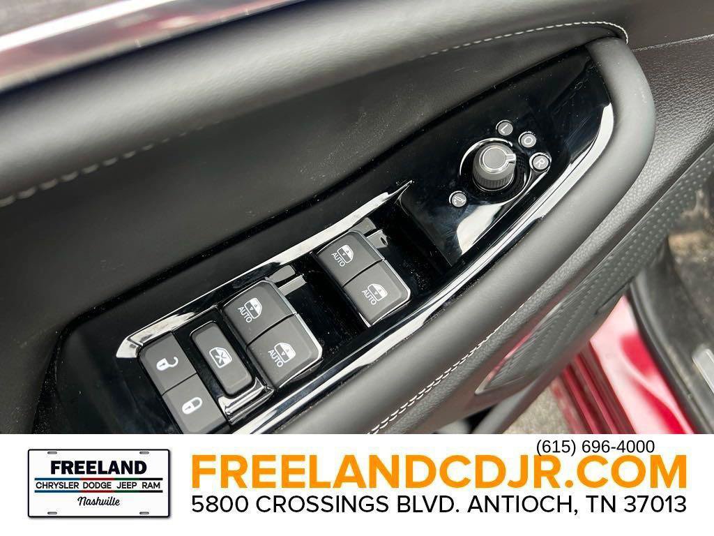Used 2024 Jeep Grand Cherokee Overland w/ Luxury Tech Group IV AWD/4WD image 17