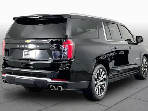 Used 2025 Chevrolet Suburban High Country image 12