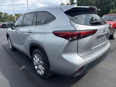 Used 2023 Toyota Highlander Limited FWD image 2