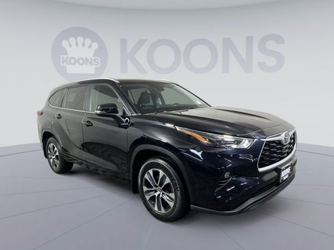 Used 2024 Toyota Highlander XLE AWD/4WD image 2