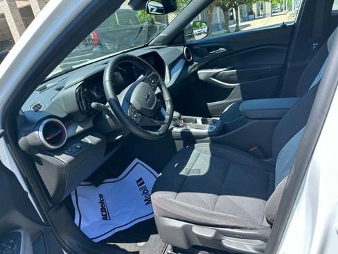 Used 2024 Chevrolet Trax RS FWD image 12