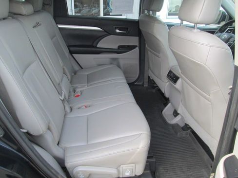 Used 2018 Toyota Highlander XLE AWD/4WD image 14