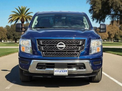 Used 2024 Nissan Titan SV w/ SV Convenience Package image 3