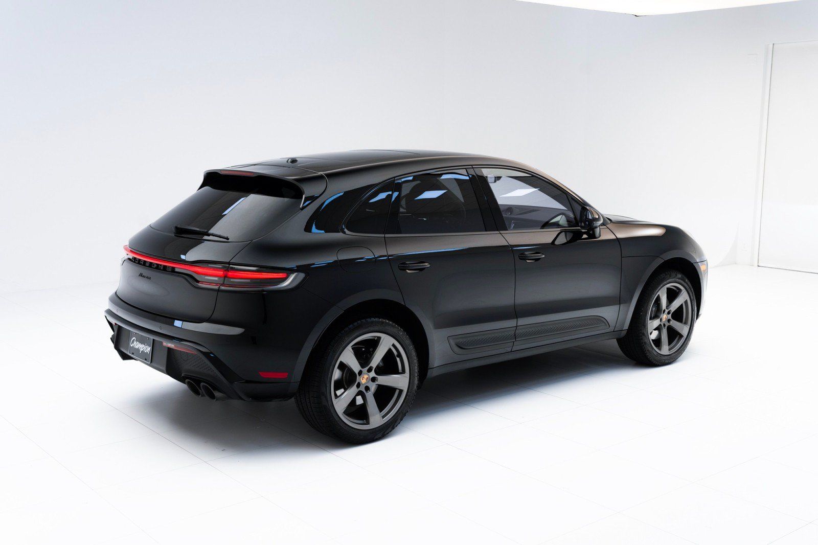 Certified 2024 Porsche Macan AWD/4WD image 9