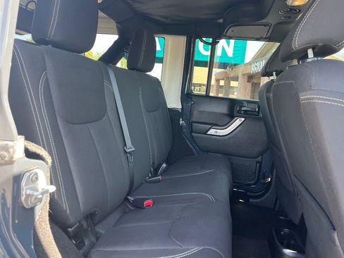 Used 2017 Jeep Wrangler Unlimited Sahara w/ Connectivity Group AWD/4WD image 29
