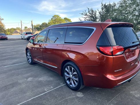 Used 2018 Chrysler Pacifica Limited w/ Tire & Wheel Group image 6