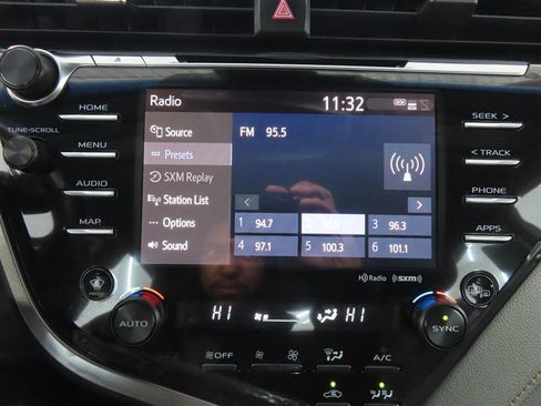 Used 2020 Toyota Camry XLE image 24