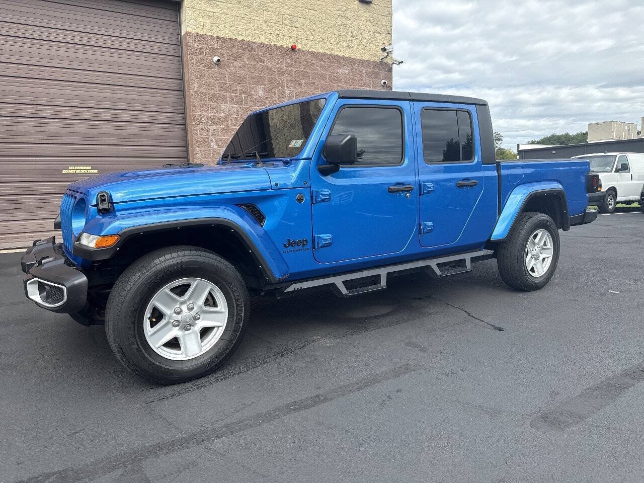 Used 2022 Jeep Gladiator Sport AWD/4WD image 3