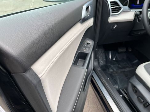 Used 2025 Volkswagen Taos SE image 18