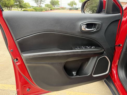 Used 2019 Jeep Compass Latitude w/ Popular Equipment Group AWD/4WD image 18