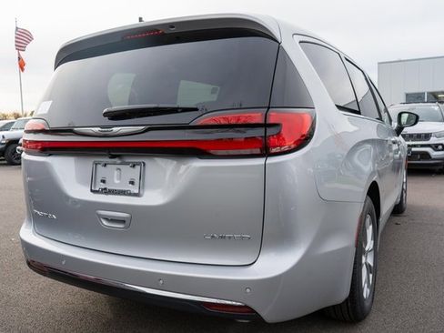 New 2026 Chrysler Pacifica Limited w/ Uconnect Theater Family Group image 5