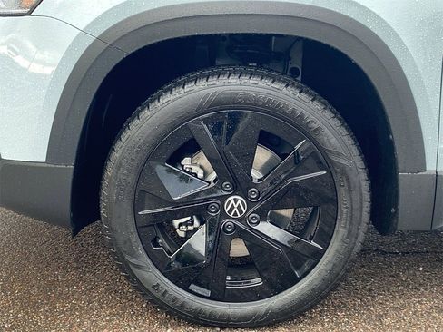New 2026 Volkswagen Taos SE image 6