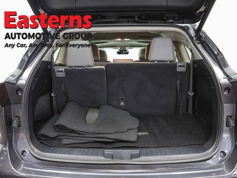 Used 2022 Toyota Highlander XLE AWD/4WD image 9