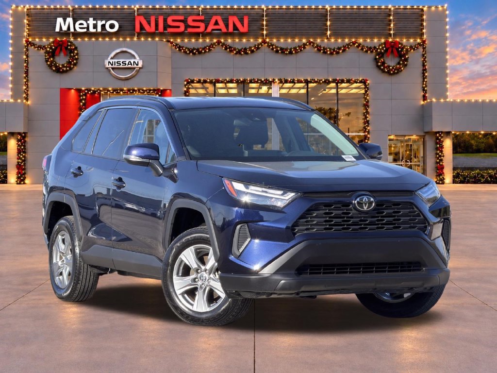 Used 2025 Toyota RAV4 XLE AWD/4WD image 2