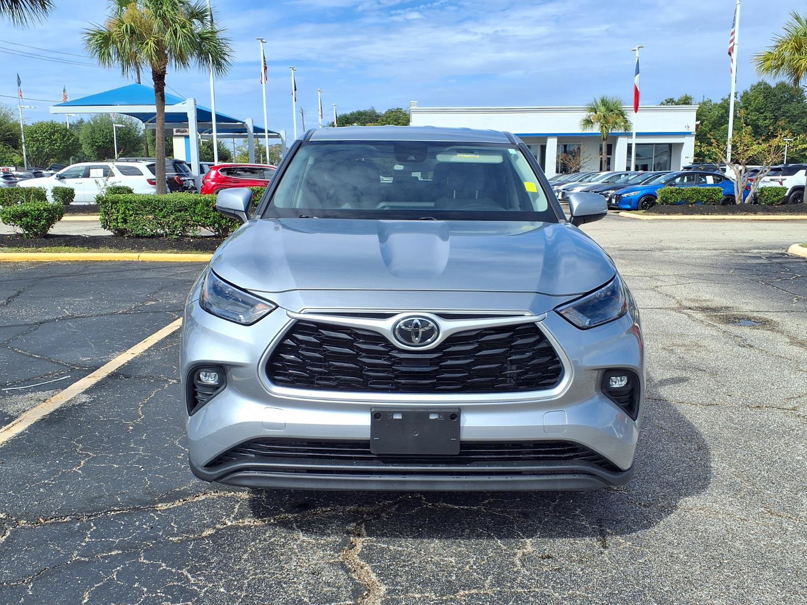Used 2022 Toyota Highlander LE AWD/4WD image 19