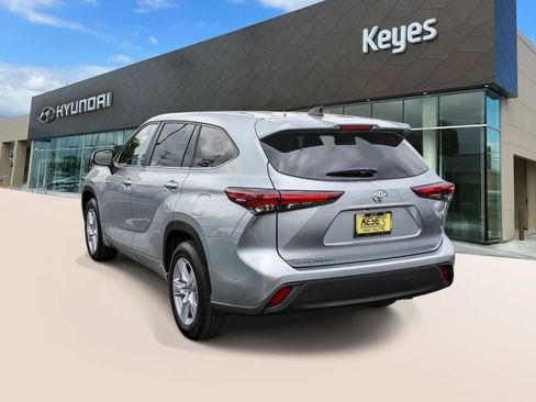 Used 2025 Toyota Highlander LE FWD image 7