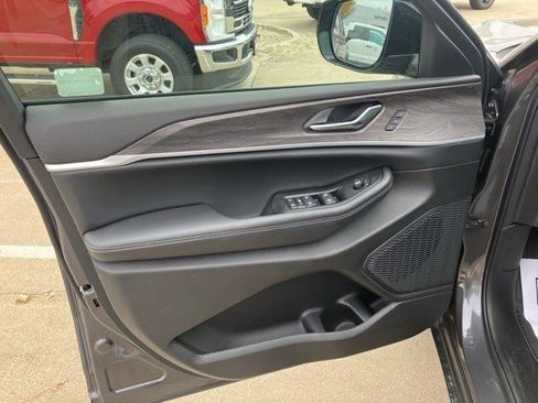 New 2025 Jeep Grand Cherokee L Limited image 9