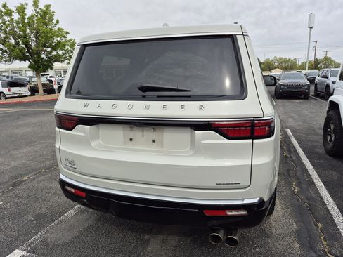 Used 2022 Jeep Wagoneer Series II AWD/4WD image 28