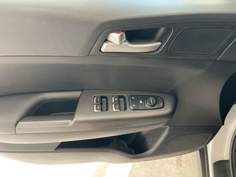 Used 2020 Kia Sportage LX AWD/4WD image 13