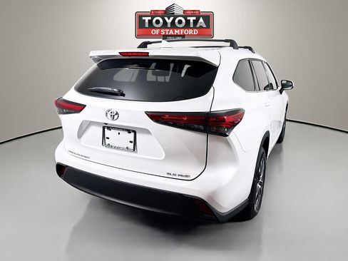 Certified 2022 Toyota Highlander XLE image 7