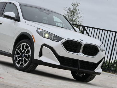 Certified 2025 BMW X2 xDrive28i AWD/4WD image 39