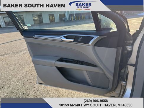 Used 2017 Ford Fusion SE image 19