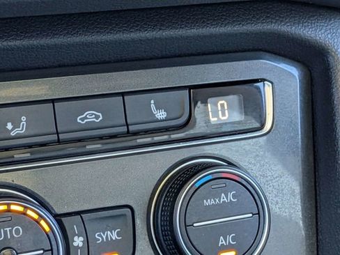 Used 2018 Volkswagen Tiguan SEL AWD/4WD image 21