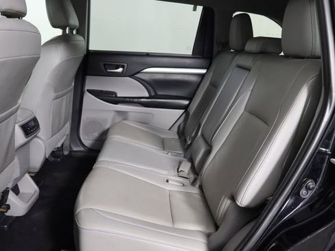 Used 2019 Toyota Highlander XLE AWD/4WD image 16