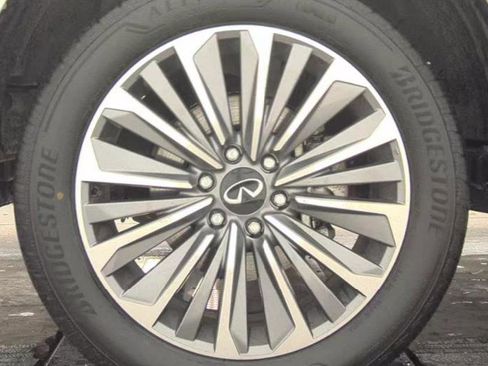 Used 2025 INFINITI QX80 Sensory image 9