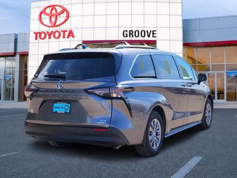 Used 2023 Toyota Sienna XLE FWD image 6